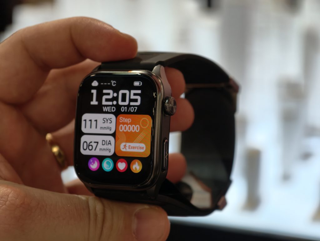 Obrázek: Chytré hodinky od výrobce vysavačů se umí nafouknout a změří i krevní tlak