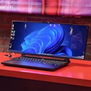 Obrázek: Na povel roztáhne displej do šířky. Lenovo má koncept herního notebooku s rolovací obrazovkou