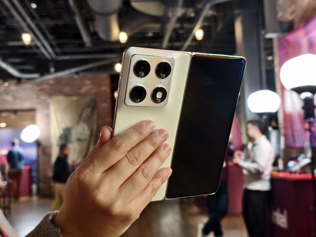 Obrázek: Konečně velká skládačka od Motoroly! A hned si troufá na konkurenci od Samsungu