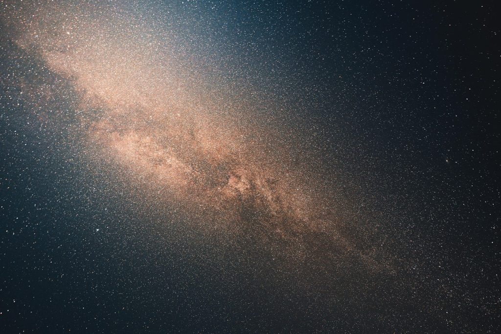 Vzdálený vesmír je oknem do minulosti