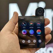 Obrázek: To nejzajímavější z CES 2026: Létající vysavač, malý AI telefon do kapsy a robotické boty