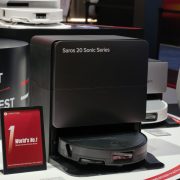 Obrázek: Robotický vysavač se sonickým mopem důkladně vytře a můžete ho rovnou napojit na odpady