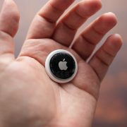 Obrázek: AirTag 2 na vlastní oči: Navenek stejný, uvnitř spousta novinek. Apple má nový lokátor