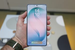 Obrázek: Konec šmírování v metru: Samsung S26 Ultra umí schovat obsah displeje před zvědavci. Jak vše funguje?