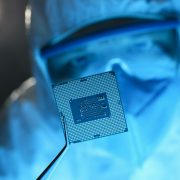 Obrázek: Čínští vědci vyřešili slabinu nositelné elektroniky. Nový AI superčip může změnit celý trh