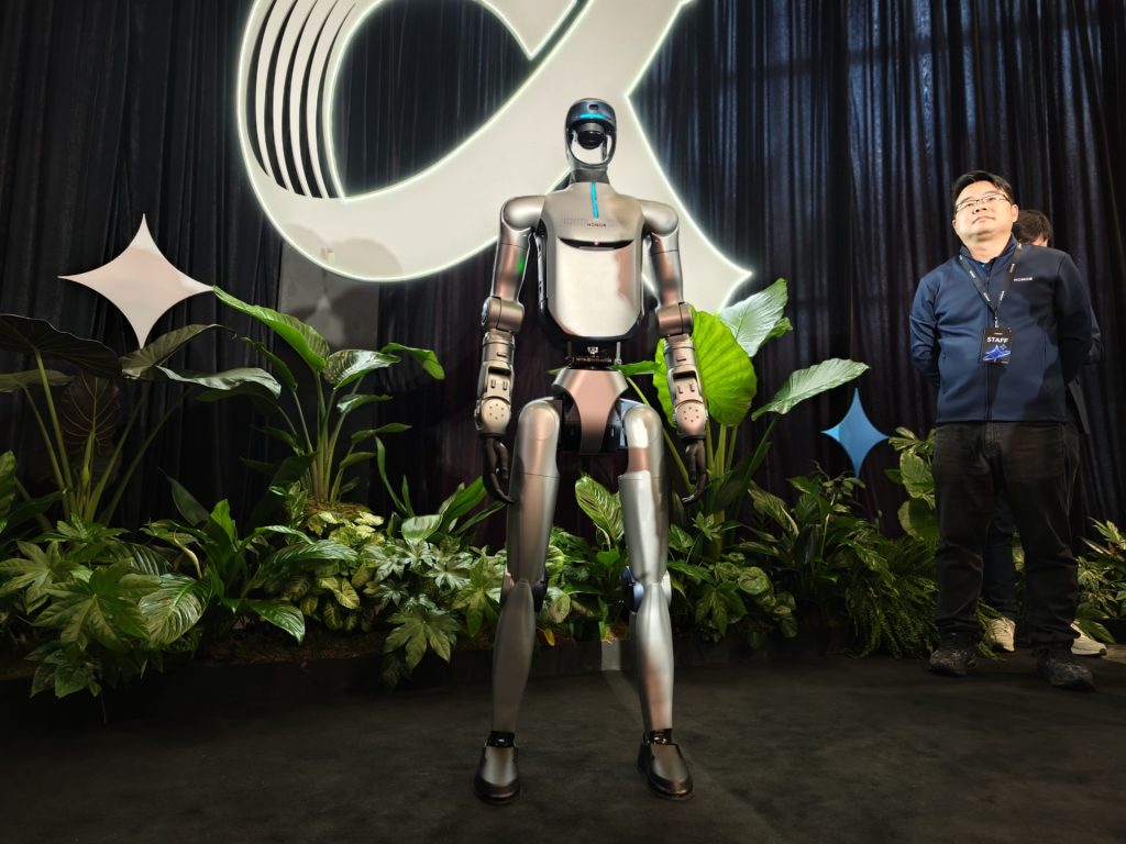 Obrázek: HONOR nám ukázal telefon s robotickým ramenem. Došlo i na humanoidního robota