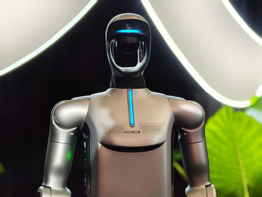 Obrázek: HONOR nám ukázal telefon s robotickým ramenem. Došlo i na humanoidního robota