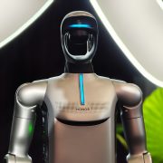 Obrázek: HONOR nám ukázal telefon s robotickým ramenem. Došlo i na humanoidního robota