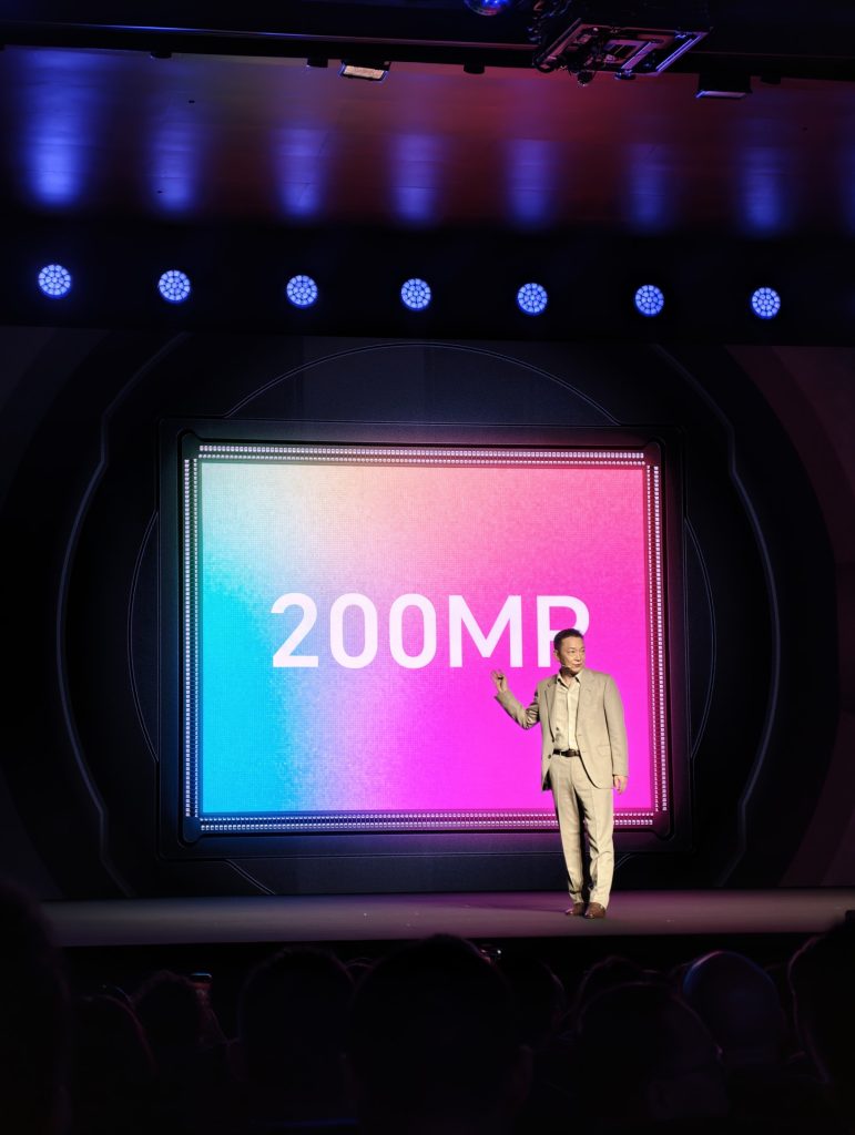 Obrázek: HONOR nám ukázal telefon s robotickým ramenem. Došlo i na humanoidního robota