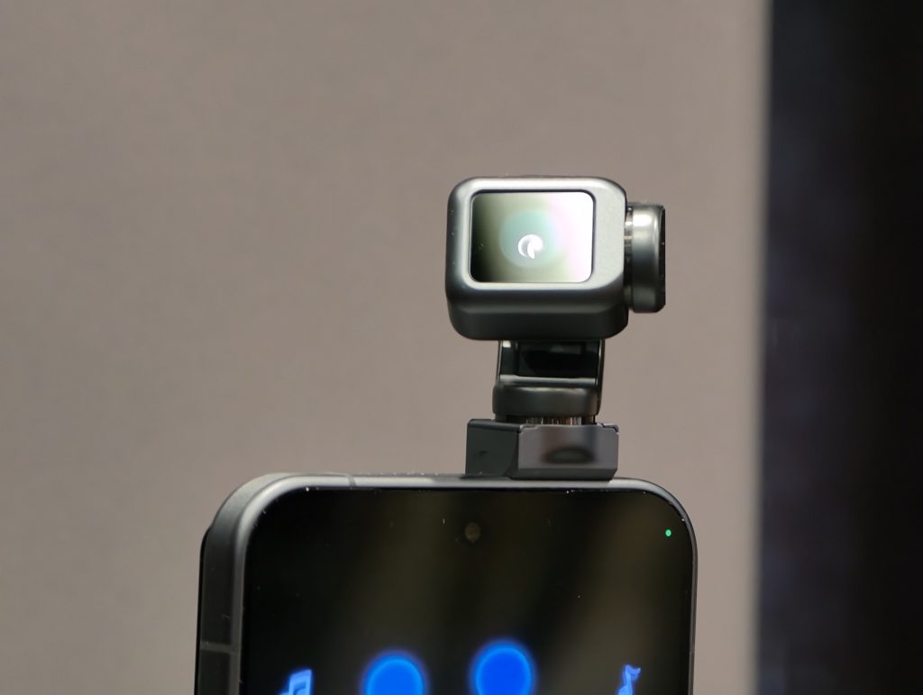 Obrázek: HONOR nám ukázal telefon s robotickým ramenem. Došlo i na humanoidního robota