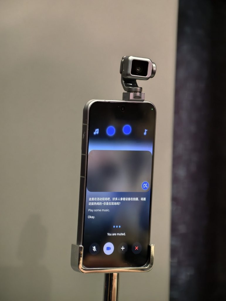 Obrázek: HONOR nám ukázal telefon s robotickým ramenem. Došlo i na humanoidního robota