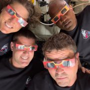 Obrázek: Cesta k Měsíci, den 7.: Cesta domů začala, posádka si musí vybudovat improvizovaný úkryt před radiací